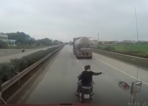 Honda SH ngang nhi&ecirc;n 'bố đời' đ&aacute;nh v&otilde;ng trước xe tải, d&acirc;n t&igrave;nh 'ph&aacute;t đi&ecirc;n' v&igrave; chi tiết n&agrave;y ảnh 1