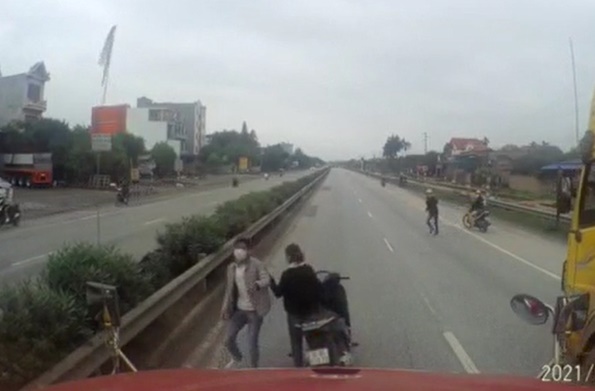 Honda SH ngang nhi&ecirc;n 'bố đời' đ&aacute;nh v&otilde;ng trước xe tải, d&acirc;n t&igrave;nh 'ph&aacute;t đi&ecirc;n' v&igrave; chi tiết n&agrave;yHonda SH ngang nhi&ecirc;n 'bố đời' đ&aacute;nh v&otilde;ng trước xe tải, d&acirc;n t&igrave;nh 'ph&aacute;t đi&ecirc;n' v&igrave; chi tiết n&agrave;y ảnh 2