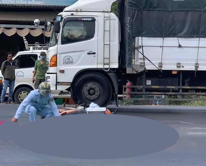 Người phụ nữ đi Honda Wave Alpha thiệt mạng sau c&uacute; t&ocirc;ng động trời với container khiến ai cũng sợ h&atilde;i ảnh 2