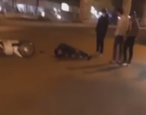 Phẫn nộ nam thanh ni&ecirc;n đi Honda Wave Alpha th&ocirc;ng chốt kh&ocirc;ng th&agrave;nh khiến 1 chiến sĩ bị trọng thương ảnh 1