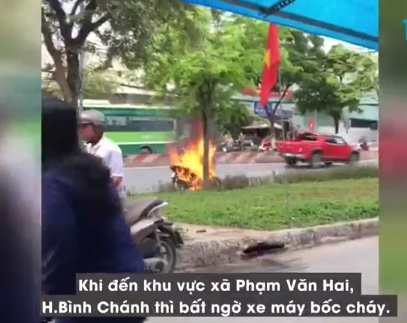 Chiếc Honda Air Blade bất ngờ bùng cháy dữ dội khiến dân tình tá hỏa, chủ xe khóc nức nở ảnh 1