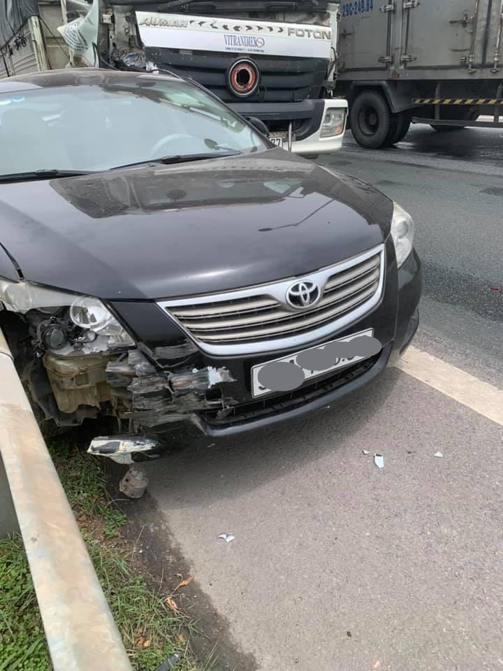 Xe tải tông Toyota Camry cực gắt, nguyên nhân hé lộ khiến ai cũng ngỡ ngàng ảnh 1