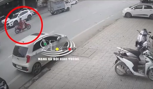  Nữ tài xế Hyundai Grand i10 tông vào người phụ nữ chở con đi xe máy rồi ‘lẩn đi’ vì lý do bất ngờ ảnh 1