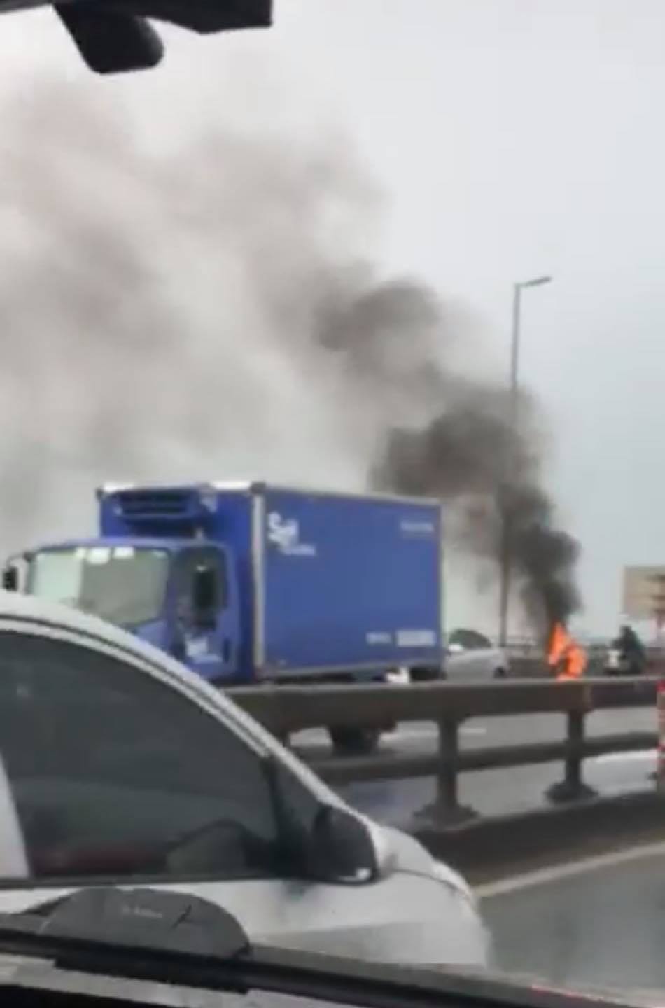 Honda SH bốc ch&aacute;y dữ dội tr&ecirc;n cầu Nhật T&acirc;n, d&acirc;n t&igrave;nh hoảng sợ trước hiện trường th&ecirc; thảm ảnh 2