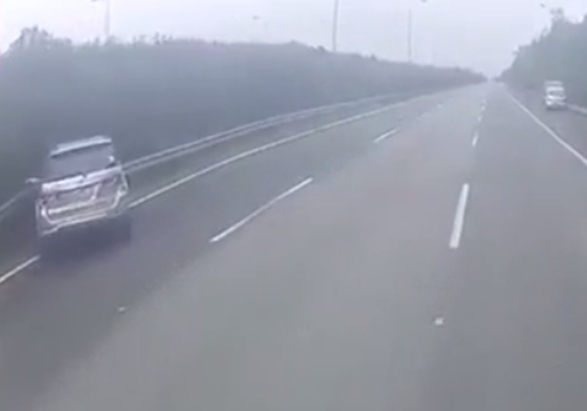 Video: Toyota Fortuner mất lái đâm xe tải cực gắt rồi lao đầu vào taluy khiến dân tình hốt hoảng ảnh 3
