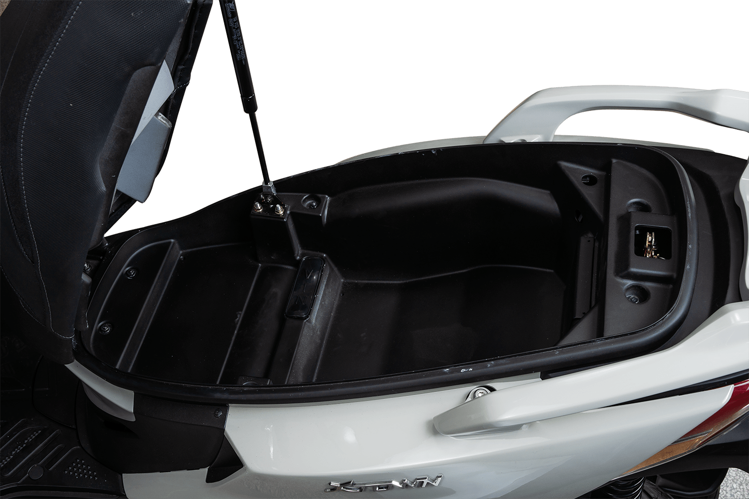 Chi tiết si&ecirc;u đối thủ Honda SH 125i: Thiết kế hầm hố, trang bị đỉnh của ch&oacute;p ăn đứt Honda SH Mode ảnh 3