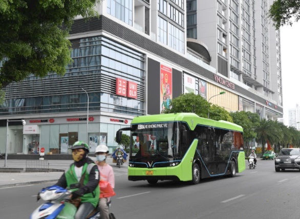 Hot: Cận cảnh xe buýt điện VinBus chạy thử tuyến nội đô Hà Nội, dân tình háo hức chờ ngày 'lên sàn' ảnh 1