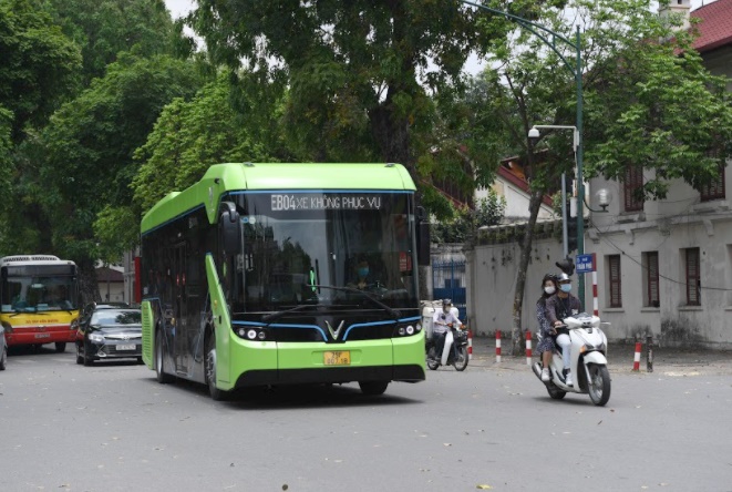 Hot: Cận cảnh xe buýt điện VinBus chạy thử tuyến nội đô Hà Nội, dân tình háo hức chờ ngày 'lên sàn' ảnh 2