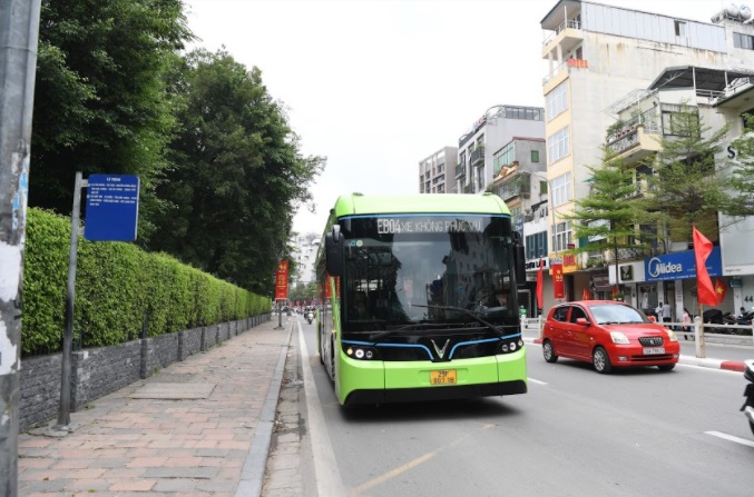 Hot: Cận cảnh xe buýt điện VinBus chạy thử tuyến nội đô Hà Nội, dân tình háo hức chờ ngày 'lên sàn' ảnh 3