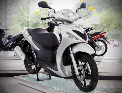 Si&ecirc;u phẩm &lsquo;so&aacute;n ng&ocirc;i&rsquo; Honda SH 125i 2020 lộ diện: Gi&aacute; rẻ hơn 20 triệu, thiết kế ăn đứt Honda SH Mode ảnh 3