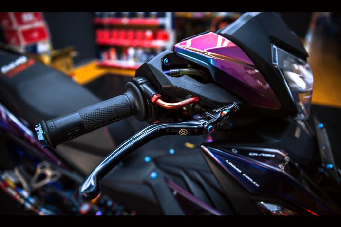 Chiếc Honda Winner X c&oacute; gi&aacute; kh&ocirc;ng tưởng khiến Yamaha Exciter vỡ &ograve;a, d&acirc;n t&igrave;nh bất ngờ v&igrave; chi tiết n&agrave;y ảnh 2