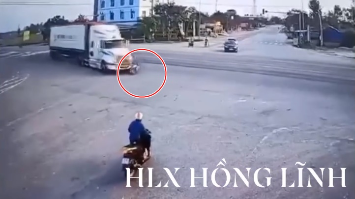 Dân tình ‘bái phục’ trước pha xử lý của người phụ nữ đi Honda SH khi chứng kiến cảnh tai nạn bất ngờ ảnh 1
