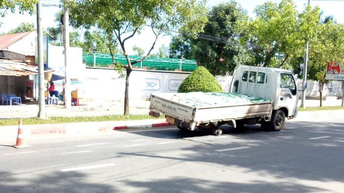 Xe tải trật b&aacute;nh văng tr&uacute;ng Honda Vision, người phụ nữ đi xe g&atilde;y ch&acirc;n khiến d&acirc;n t&igrave;nh sửng sốt ảnh 2