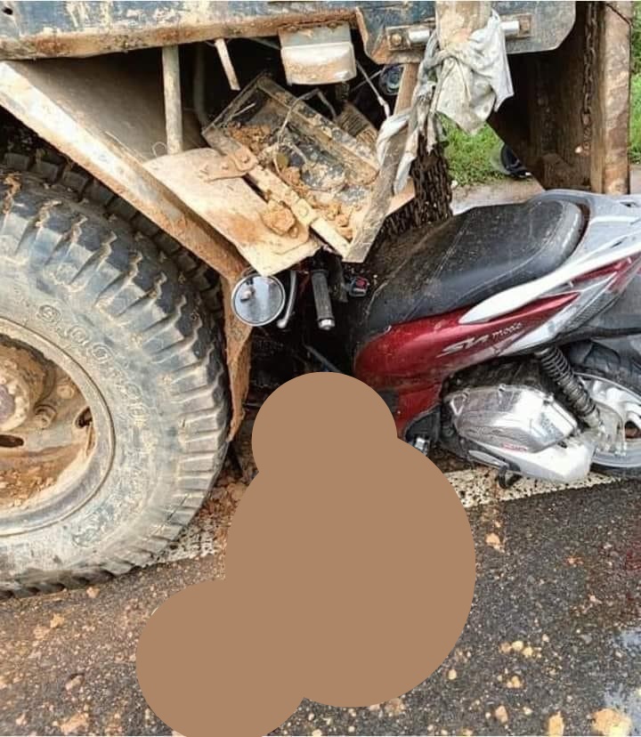 Bàng hoàng Honda SH Mode tông trúng xe tải đỗ lề đường khiến 2 người tử vong tại chỗ ảnh 2