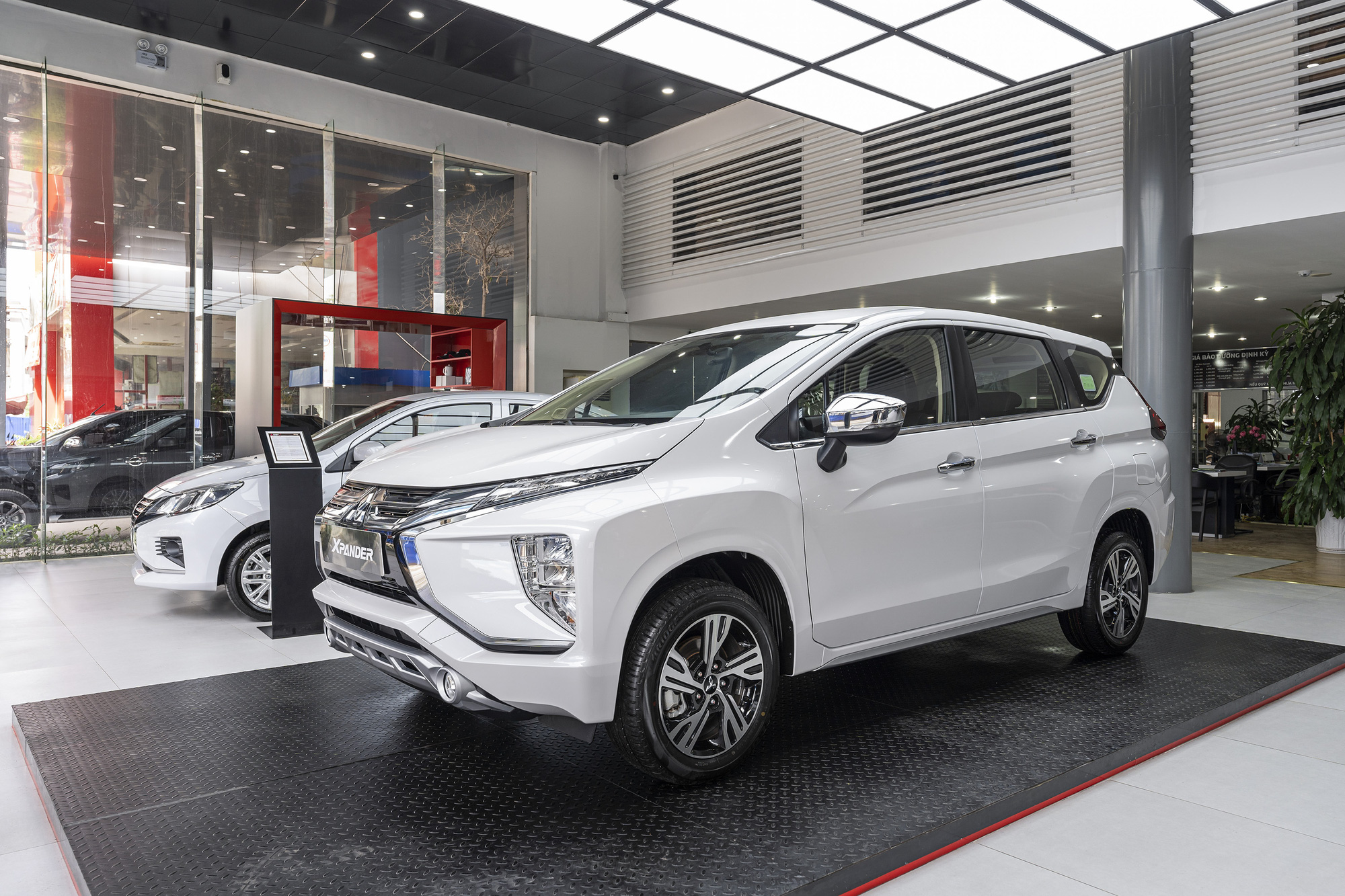 Mitsubishi Xpander 2021 nhận ưu đãi khủng tại đại lý: Thiết kế và trang bị 'đè bẹp' Toyota Innova ảnh 1