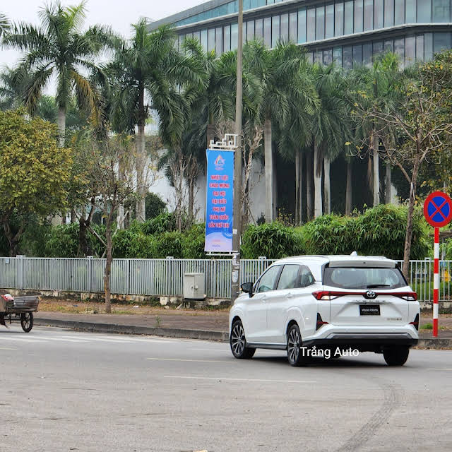 'T&acirc;n binh khủng long' so k&egrave; Mitsubishi Xpander Cross tung tăng tr&ecirc;n đường phố Việt, chờ ng&agrave;y ra mắt! ảnh 1