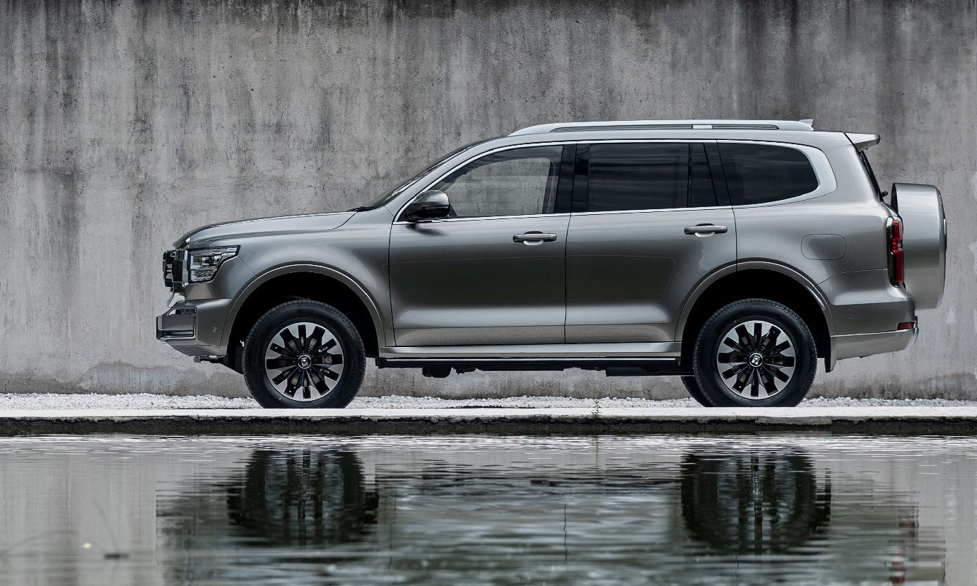 &lsquo;Đại k&igrave;nh địch&rsquo; Toyota Land Cruiser Prado 2022 g&acirc;y sốt với gi&aacute; rẻ gần nửa, trang bị ngầu đ&eacute;t ảnh 1