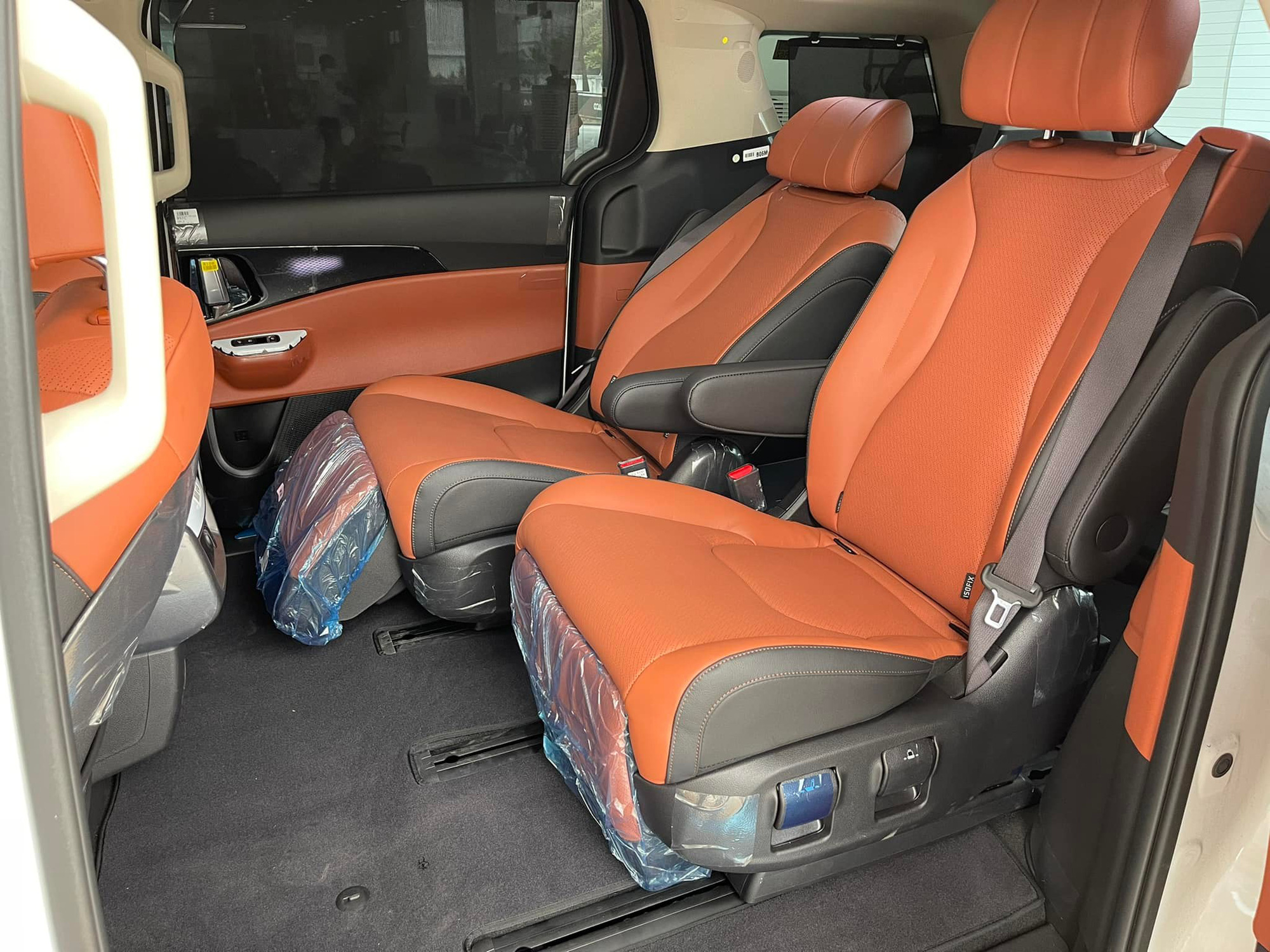 D&acirc;n t&igrave;nh bất ngờ trước gi&aacute; xe Kia Carnival 2022 tại đại l&yacute;: Thiết kế v&agrave; trang bị ấn tượng bậc nhất! ảnh 2