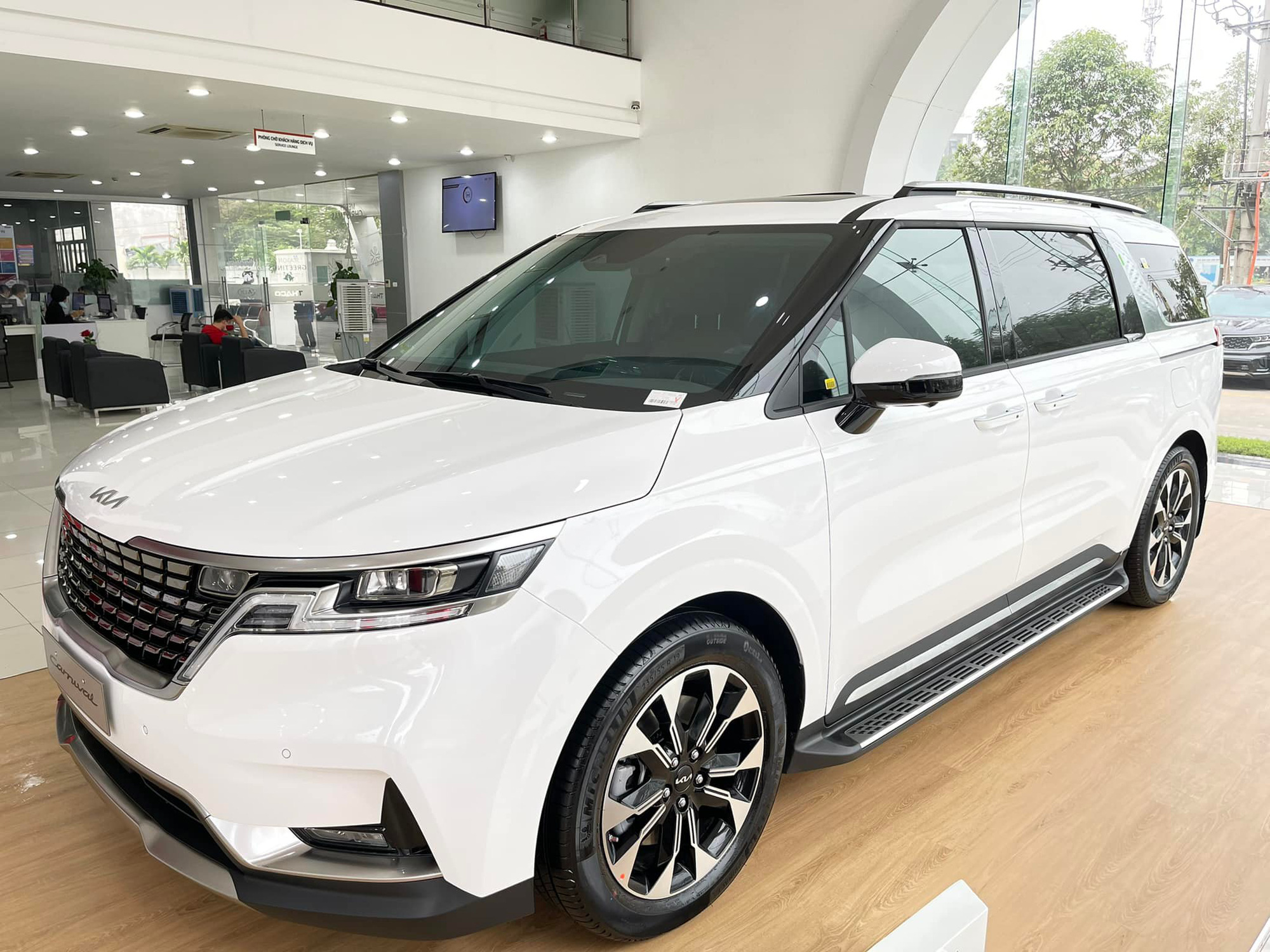 D&acirc;n t&igrave;nh bất ngờ trước gi&aacute; xe Kia Carnival 2022 tại đại l&yacute;: Thiết kế v&agrave; trang bị ấn tượng bậc nhất! ảnh 3