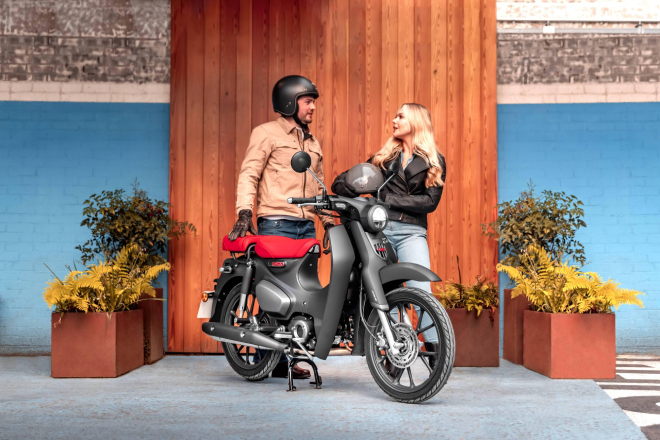 Gi&aacute; xe Honda Super Cub C125 ở mức kh&ocirc;ng tưởng: Ch&ecirc;nh 100 triệu khiến Honda SH 150i 'x&acirc;y xẩm mặt m&agrave;y' ảnh 1