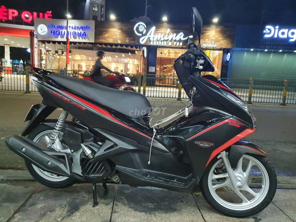 D&acirc;n t&igrave;nh 'đứng ngồi kh&ocirc;ng y&ecirc;n' trước chiếc Honda Air Blade rao b&aacute;n gi&aacute; chỉ 25 triệu ảnh 2