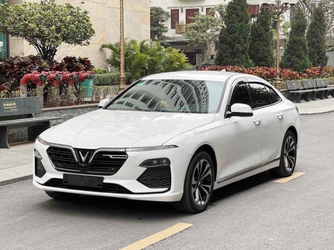 Cập nhật bảng gi&aacute; xe VinFast Lux A2.0 mới nhất th&aacute;ng 7/2022: Trang bị 'đ&egrave; đầu cưỡi cổ' Toyota Camry ảnh 3