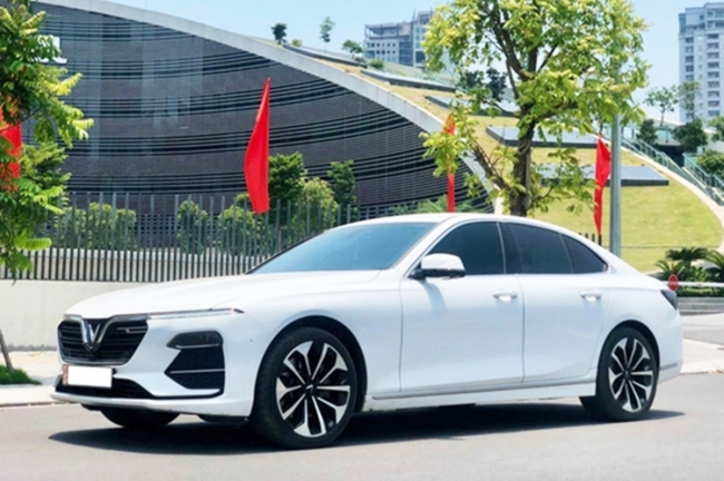 Cập nhật bảng gi&aacute; xe VinFast Lux A2.0 mới nhất th&aacute;ng 7/2022: Trang bị 'đ&egrave; đầu cưỡi cổ' Toyota Camry ảnh 2