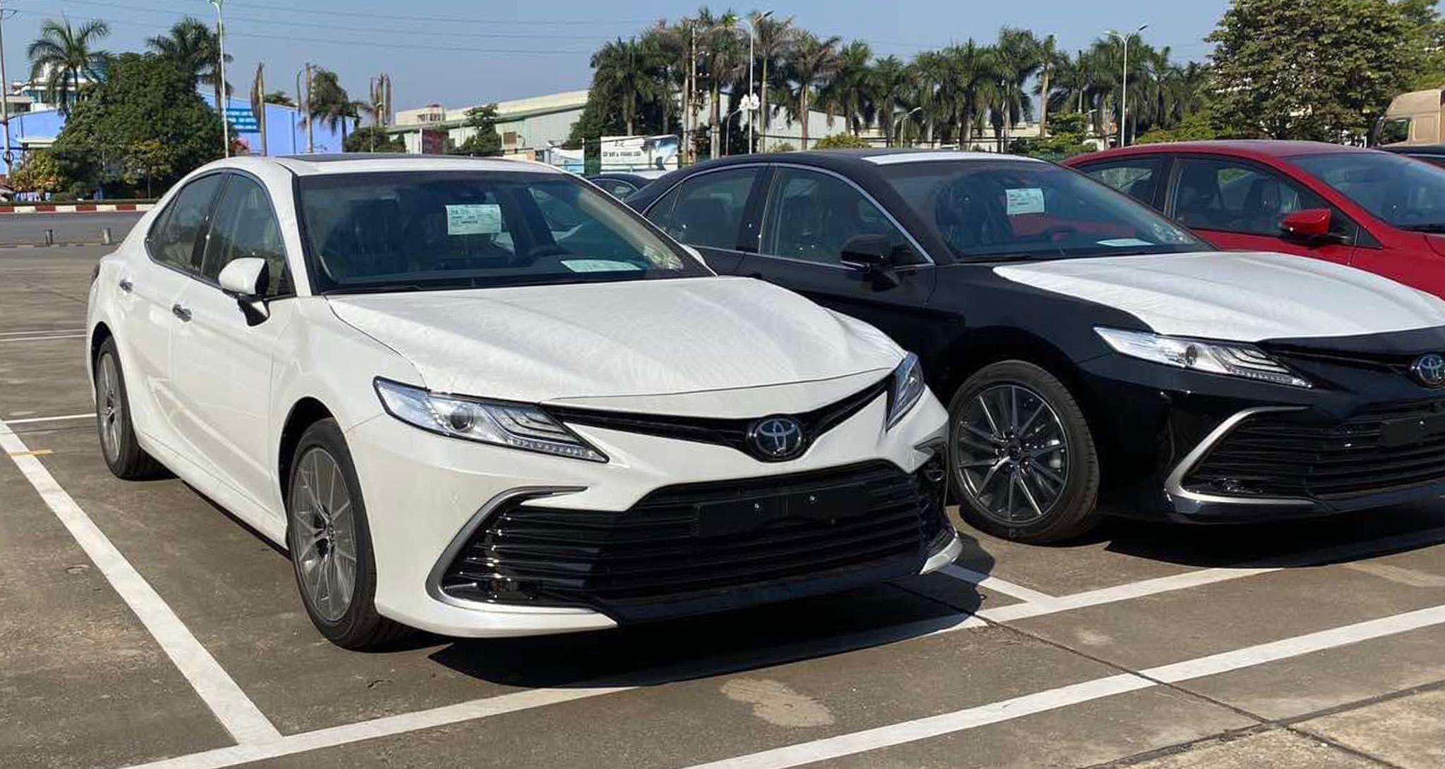 Giá xe Toyota Camry 2022 lập kỷ lục tại đại lý: 'Giật đùng đùng' khiến Honda Accord ngỡ ngàng ảnh 3