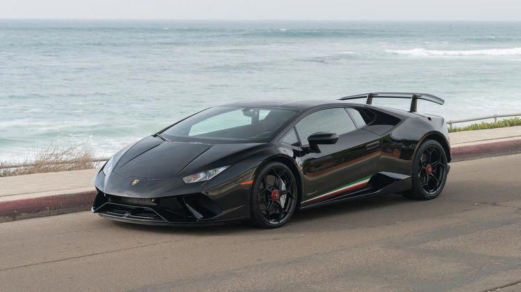 Lamborghini Huracan trị giá 7 tỷ đồng vừa lái ra khỏi đại lý đã bị đâm nát đuôi