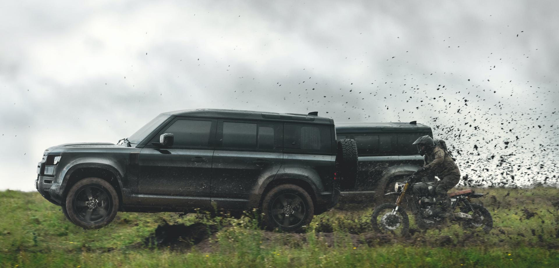 Video: Ngắm Land Rover Defender bay như chim trời trong trailer phim 007 mới