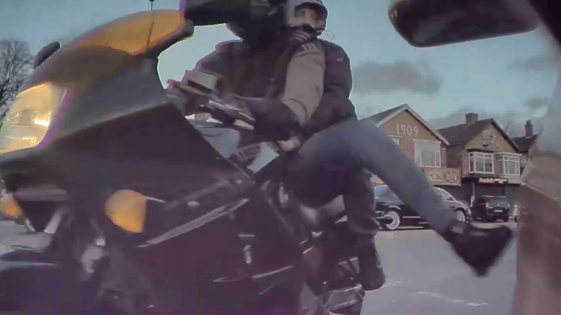 Video: Tức giận vì bị ô tô vượt mặt, biker lao lên làm hành động bất ngờ