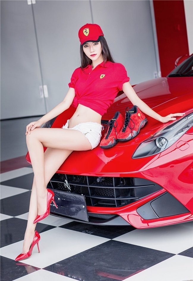 Phát sốt với mỹ nữ chân dài miên man đọ dáng cùng xe Ferrari