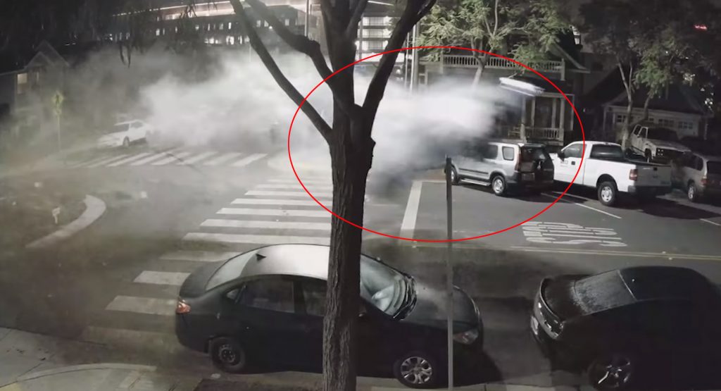 Đâm vào vòng xuyến, người phụ nữ và ô tô bay thẳng lên trời