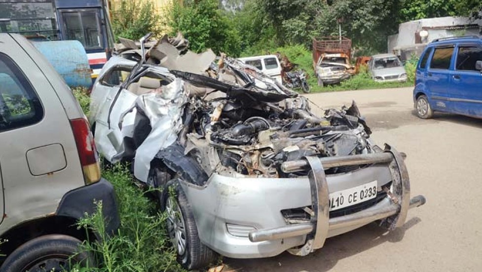 Toyota Innova bị xe tải đ&egrave;