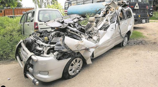 Toyota Innova bị xe tải đ&egrave;