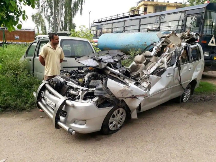 Toyota Innova bị xe tải đ&egrave;