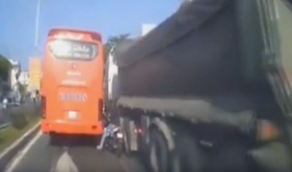 Video: đi xe kiểu 'điền vào chỗ trống', biker suýt bị xe tải nghiền nát