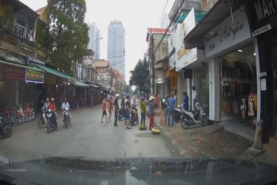 Video: Kẹt tay ga, mẹ kéo lê con nhỏ trên đường
