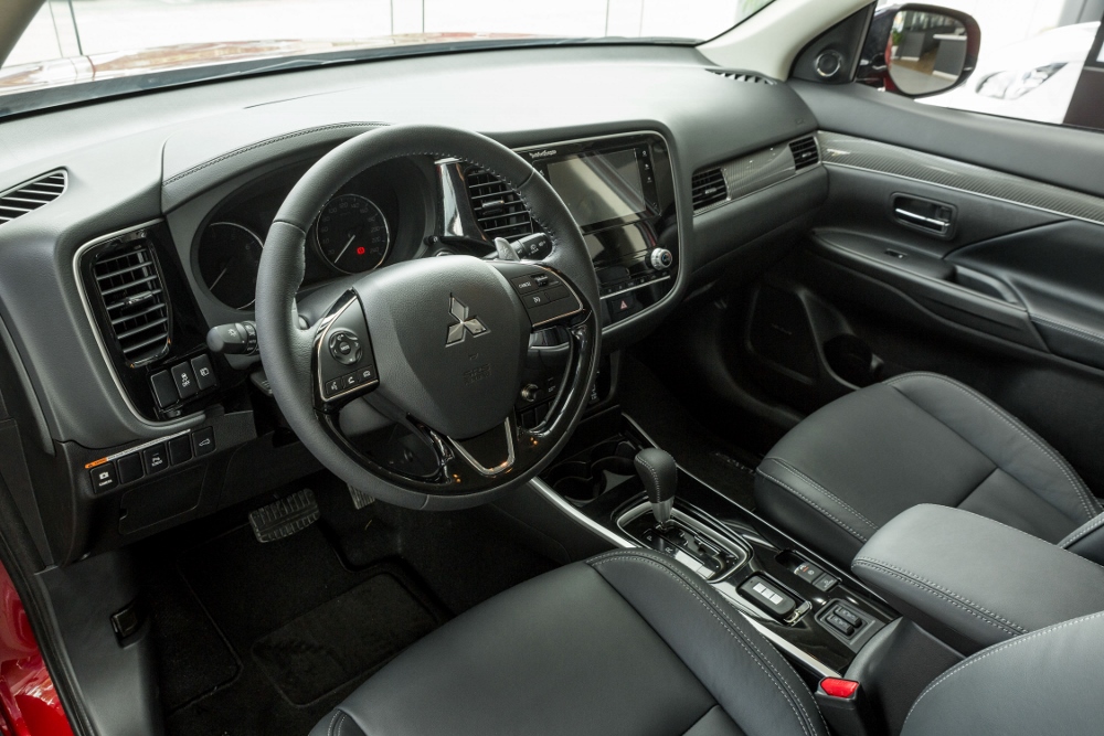 Lộ diện Mitsubishi Outlander 2020: Thách đấu Honda CR-V và Mazda CX-5 với mức giá rẻ
