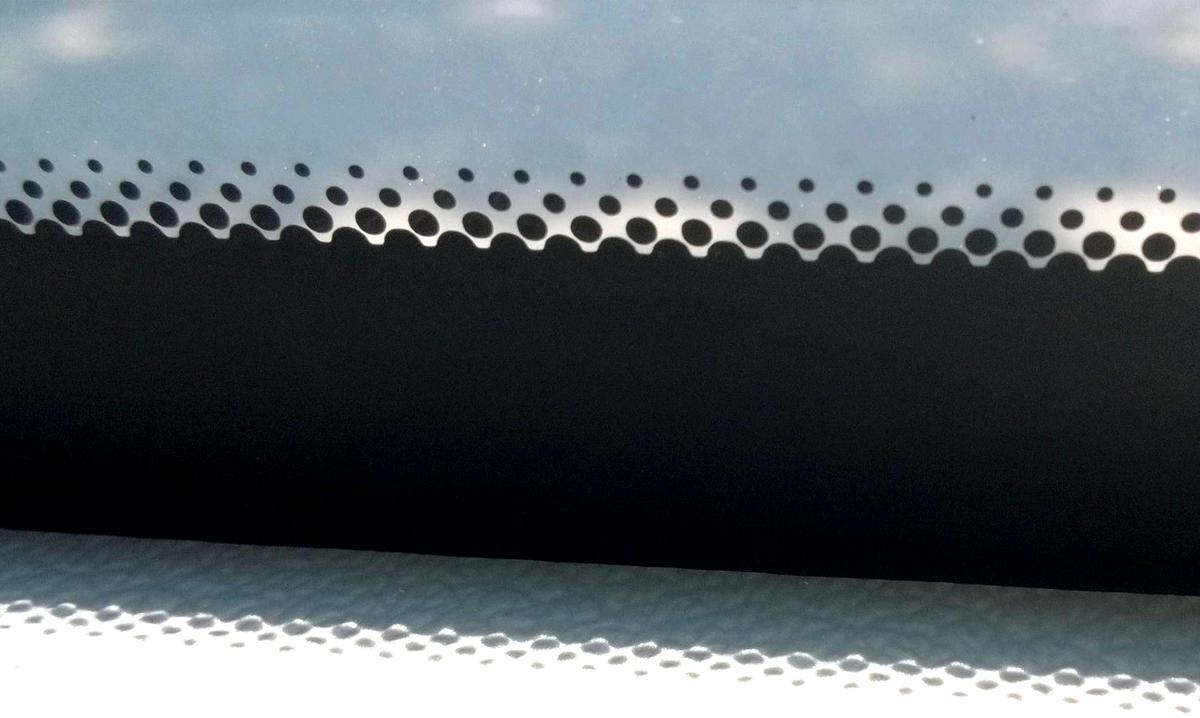 Những đốm đen li ti tr&ecirc;n k&iacute;nh l&aacute;i &ocirc; t&ocirc; c&oacute; t&aacute;c dụng g&igrave;?