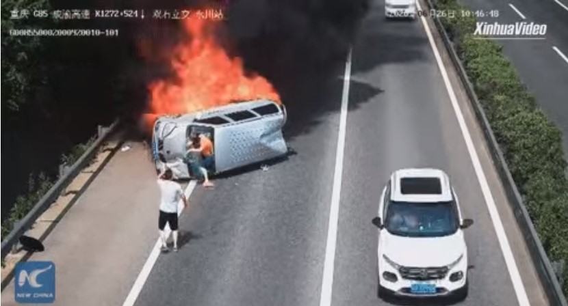 Ô tô bị lật bốc cháy dữ dội trên đường cao tốc