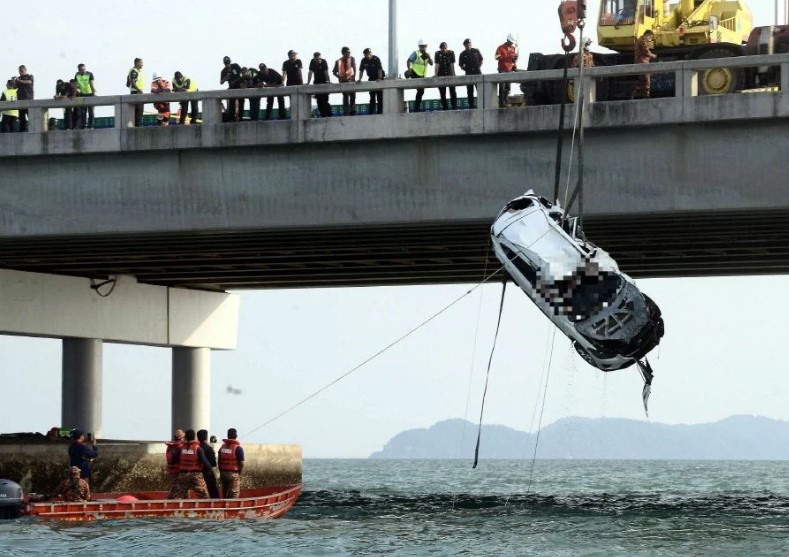 Mazda CX-5 rơi xuống biển