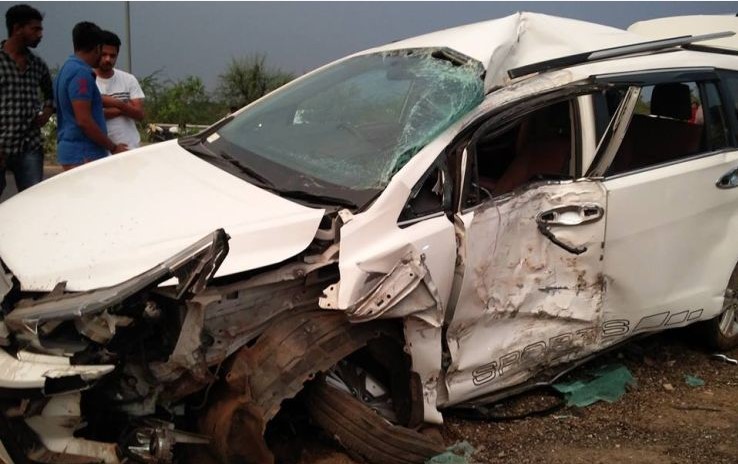 Toyota Innova gặp tai nạn