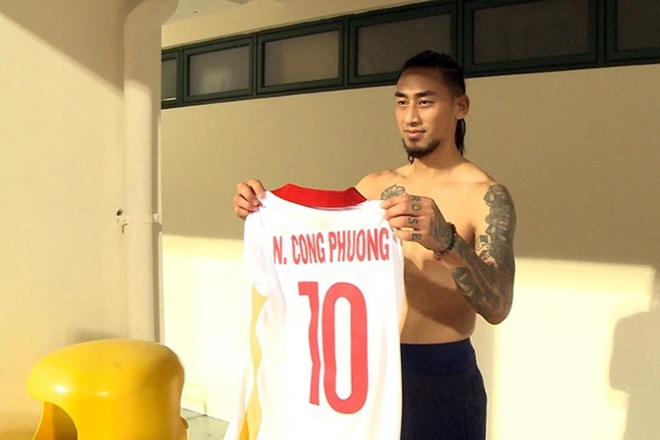 Thua tâm phục khẩu phục ĐT Việt Nam, sao châu Âu khiến Công Phượng ngỡ ngàng với phản ứng sau trận