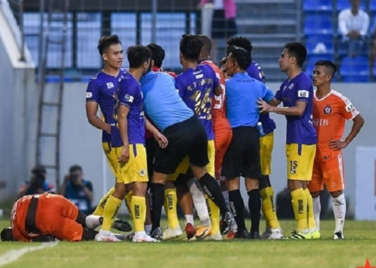 Không dám rút thẻ đỏ cho đồng đội Quang Hải, vua áo đen V.League nhận án phạt cực nặng