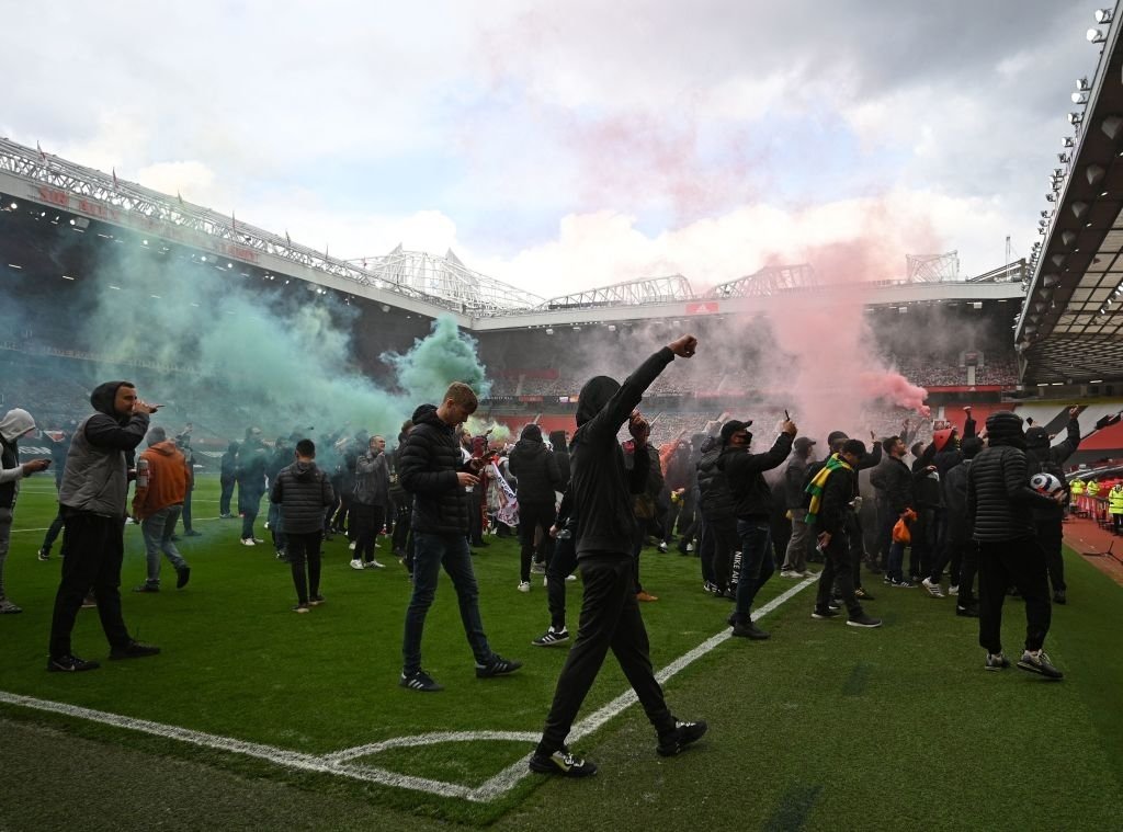 Để CĐV quá khích đập phá sân Old Trafford, Man Utd có thể bị xử thua Liverpool