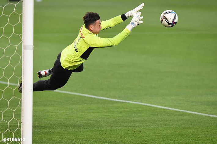 Văn L&acirc;m g&acirc;y ấn tượng cực mạnh ở Nhật Bản, HLV Park Hang-seo y&ecirc;n t&acirc;m giữ suất bắt ch&iacute;nh ở ĐT Việt Nam