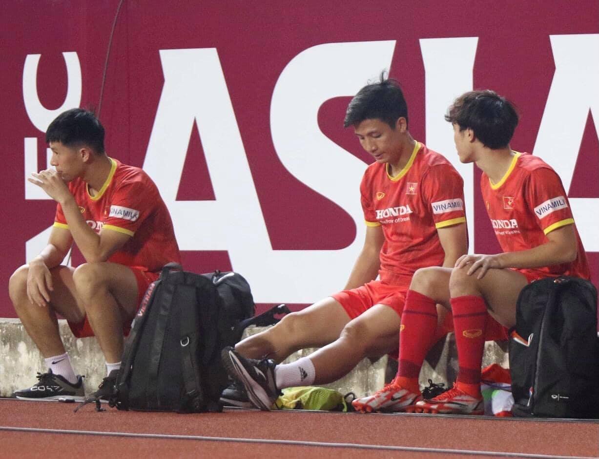 Quá mạo hiểm với chấn thương của trụ cột, ĐT Việt Nam trả giá cực đắt sau trận thua Australia