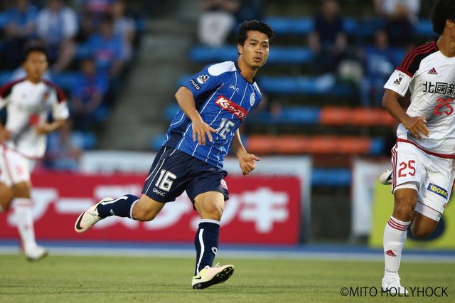 Trước ng&agrave;y c&ugrave;ng ĐT Việt Nam dự VL World Cup 2022, C&ocirc;ng Phượng bất ngờ nhận m&oacute;n qu&agrave; lớn từ Nhật Bản