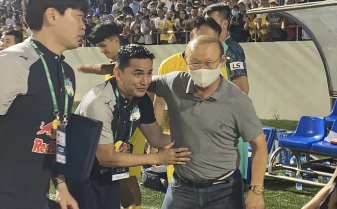 Tin bóng đá tối 12/3: 'Người hùng U23' báo tin dữ; Bầu Hiển 'trừng phạt' ngôi sao số 1 ĐT Việt Nam?